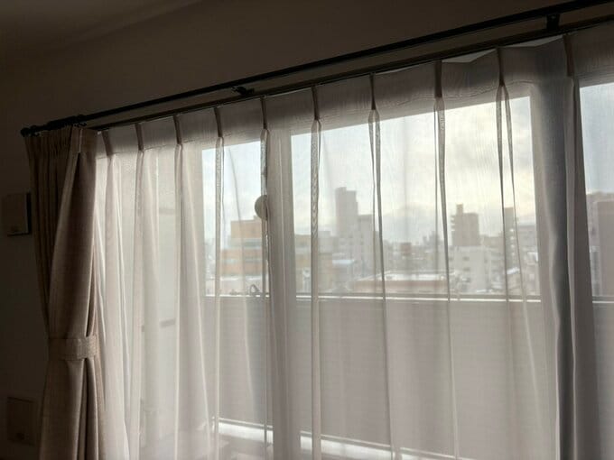 レースのカーテンだけ閉めている大開口の窓
