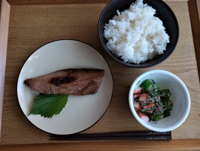 ブリの照焼、オクラ&カニカマあえの昼食