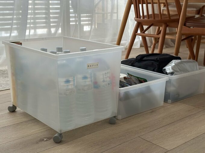 無印良品「ポリプロピレン収納ボックス　ワイド　大」￥1490円、「ポリプロピレン収納ボックス　ワイド　小」￥1190