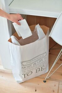 ゴミ箱代わりの紙袋
