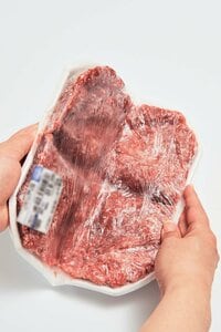 肉だけポリ袋に移す