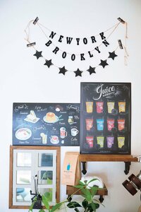 ランチョンマットやガーランドで殺風景な壁がカフェ風に