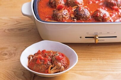 ホットプレートでトマト煮込みハンバーグ。残ったらお弁当にも