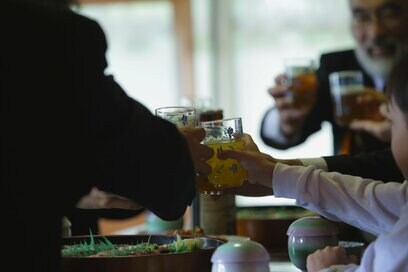 親戚の集まり「なぜ男性陣は座って飲んでいるだけ」なのか…。女性の立場として思うこと