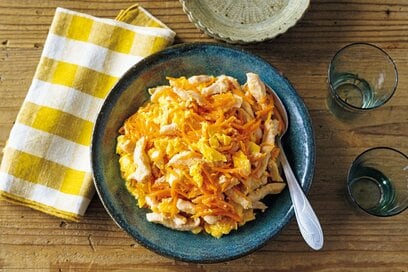 鶏胸肉がしっとりやわらか。「塩麹チキンとニンジンの卵炒め」のレシピ