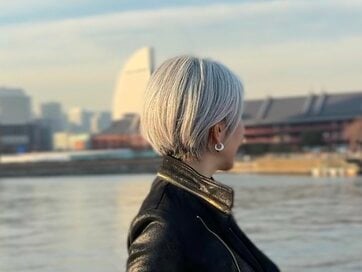 白髪染めをやめて知った「自由な世界」。50代、明るい服が似合い、他人の意見も流せるように：2025年1月トップ10
