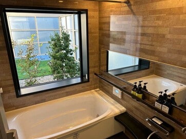 露天風呂気分を味わえる家をハウスメーカーで。住宅密集地でも実現できた工夫とは？