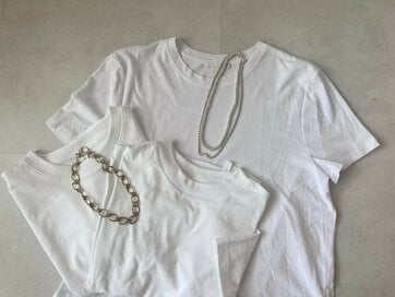 154cmの60代「ユニクロ・GU・ZARAの白Tシャツ」を着比べ。シルエットや透け感は？