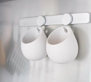 こまごまとしたものは、ぶら下げられる容器に