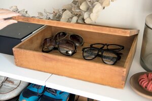 アンティークの箱にメガネ類をディスプレー収納