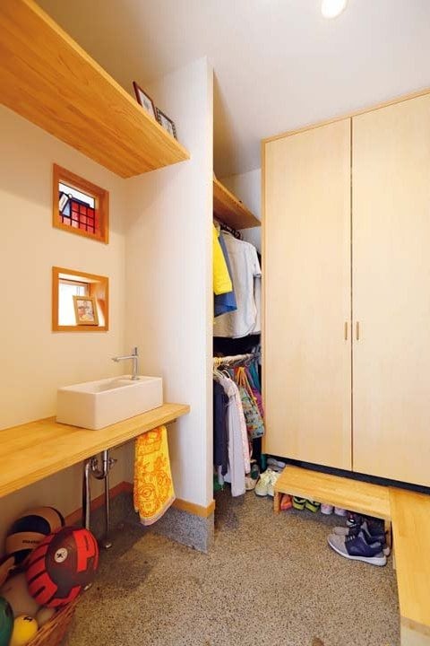 手洗い場とハンガーパイプを設置した玄関