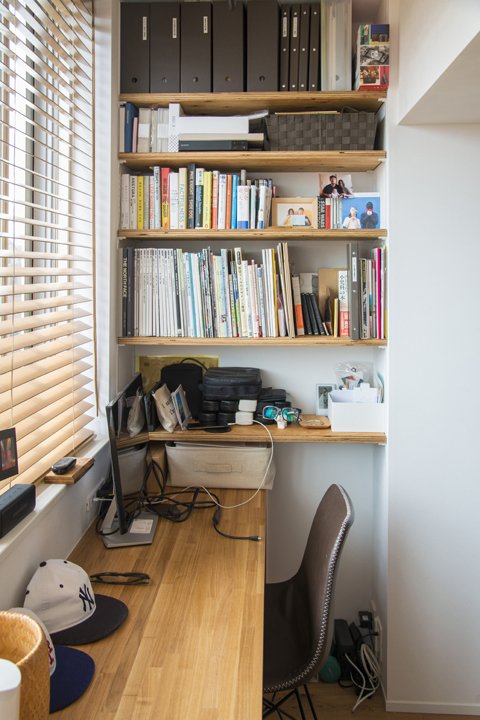 ワークスペースに造作した本棚