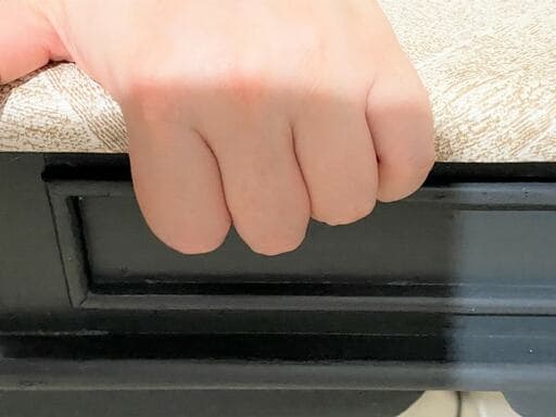 ローラーがなければ、手でぐっと抑え込みながら密着させる