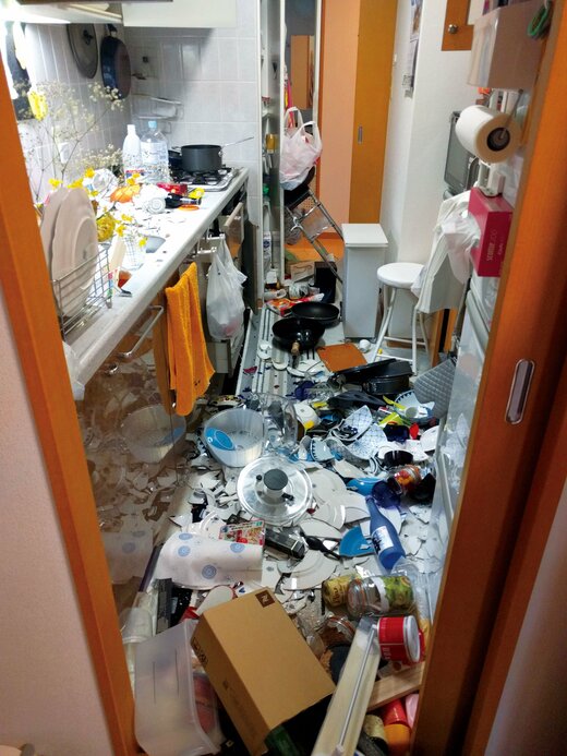 2018年の大阪府北部地震で被災した様子。辻さんのお隣さんは、キッチンの原状復帰に約60万円かかったそう