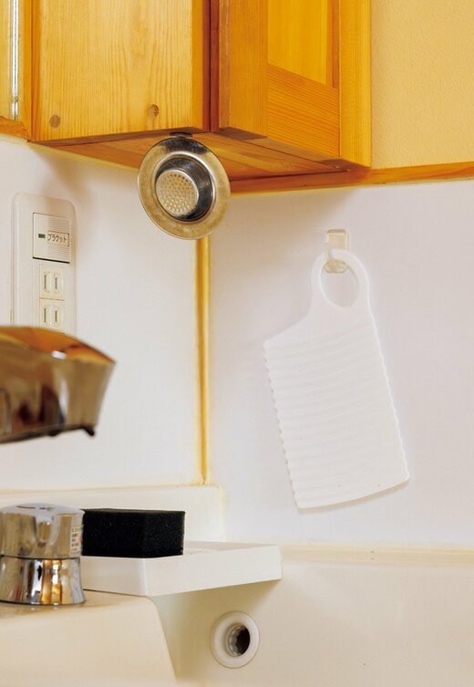 掃除用のスポンジを置いたシンク