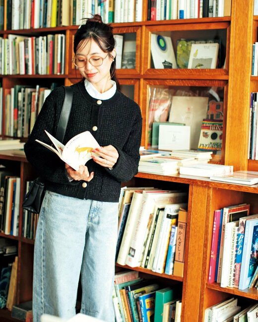 本屋さんで本を読む女性