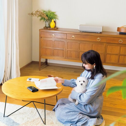 リビングに座っている女性