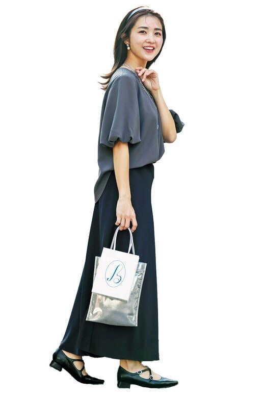 歩きながら横を見る女性