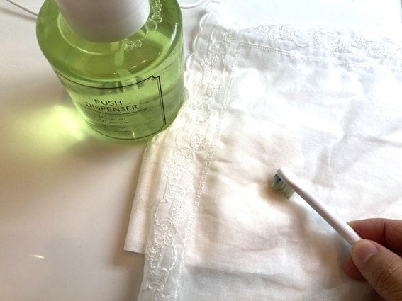 歯ブラシを使う