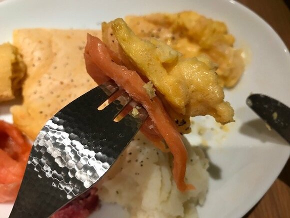 スモークサーモンとともに