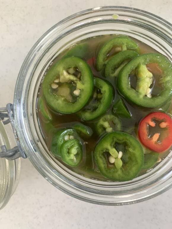 ハラペーニョを輪切りにしてビンに入れる