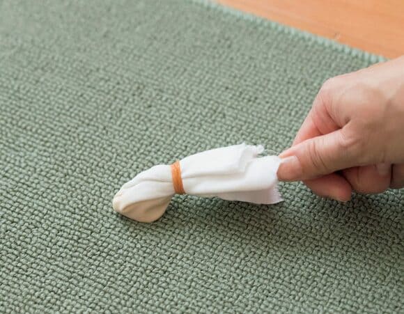 布で包んだ歯ブラシに住居用洗剤をつけてたたく