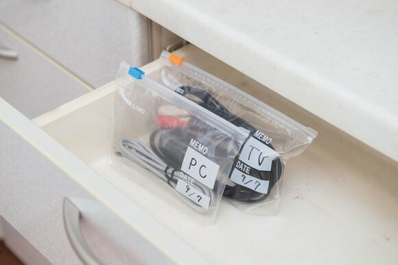 コード類ジップロックに入れて立てて収納