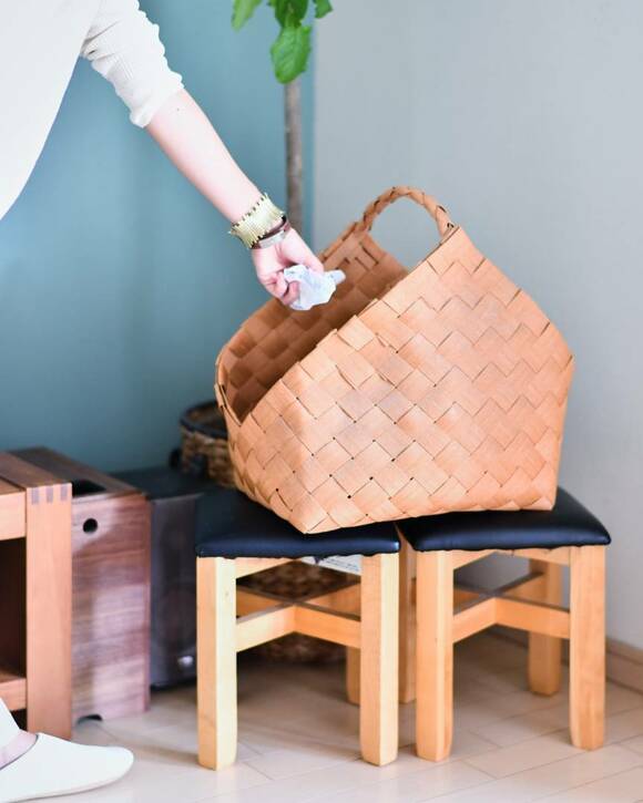 紙ひもで編んだお手製のカゴでつくったゴミ箱