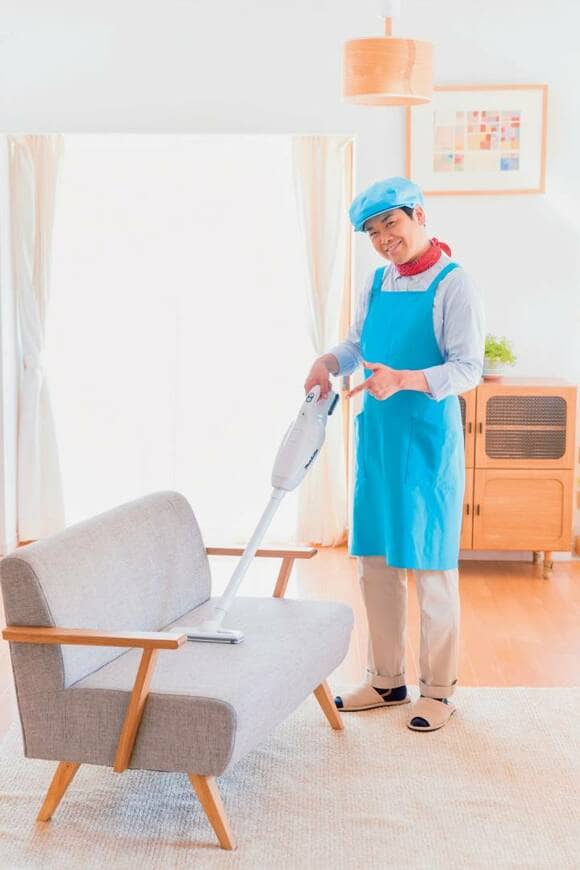 ソファに掃除機をかける家事えもん