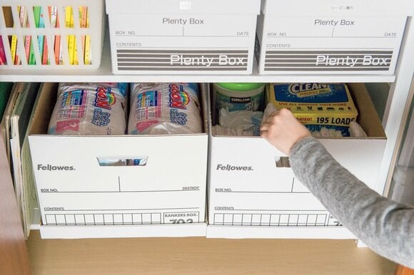 フタはあけたままに。ダイレクトにつかめてストック品が取りやすい