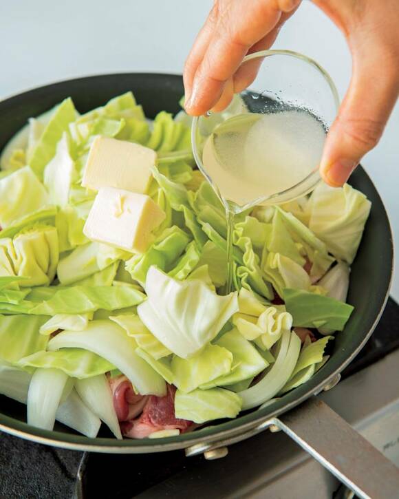 フライパンにキャベツ