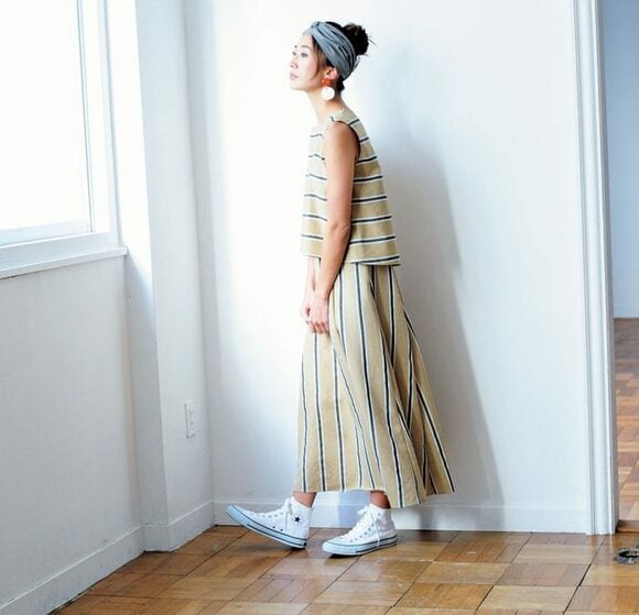 窓をみてる女性