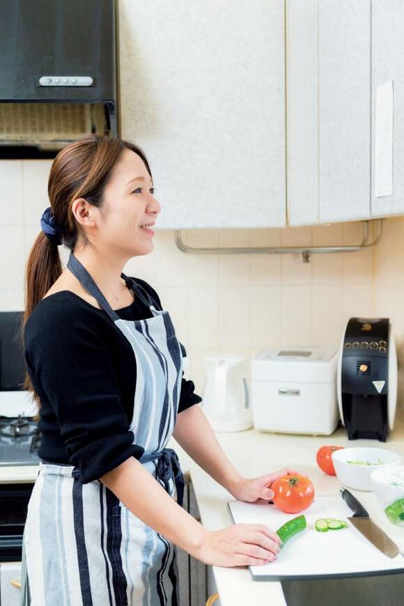 台所に立つ女性