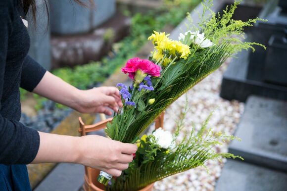 母が夫婦でお墓に入れない 葬儀に親戚を呼ばないことが思わぬ大騒動に Esseonline エッセ オンライン