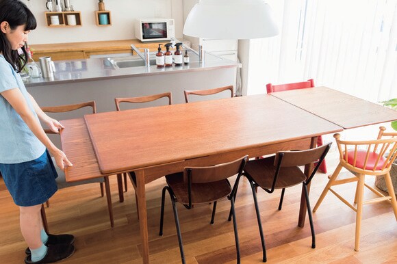 ダイニングテーブルとソファ