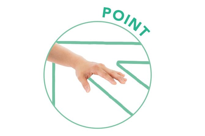 棚に手を置く様子