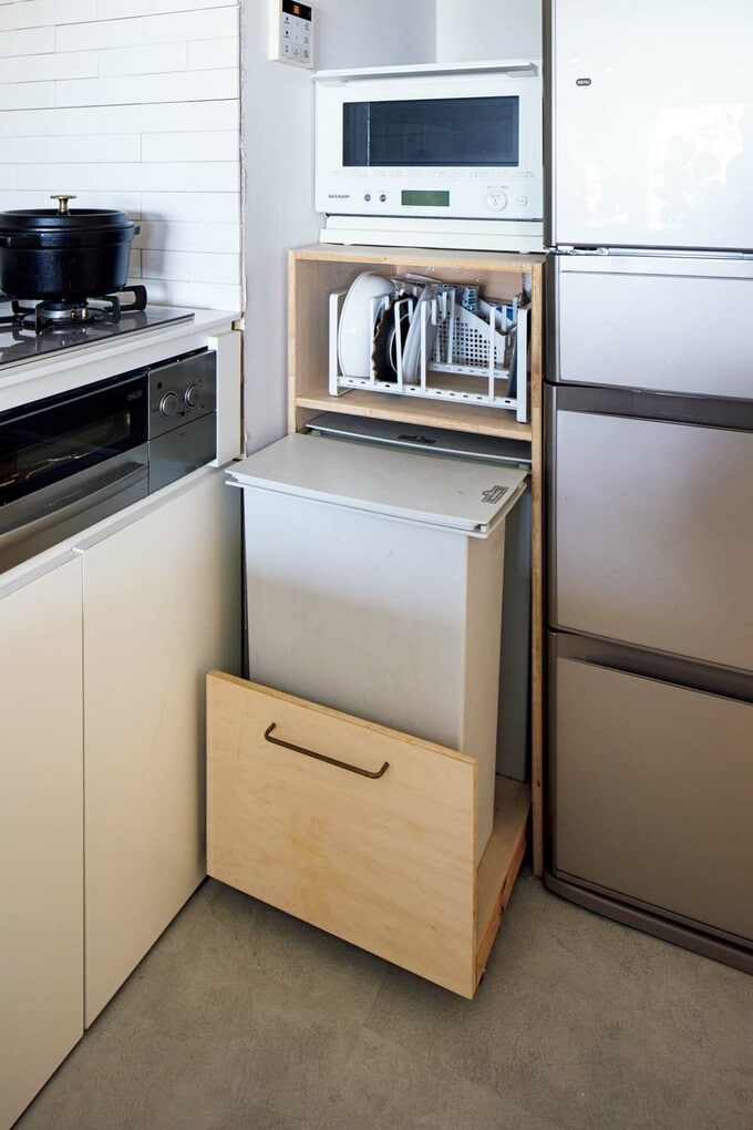 冷蔵庫横の収納棚