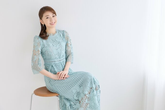 椅子に座る君島十和子さん