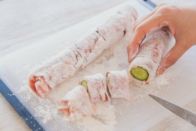 巻いたキュウリを切る