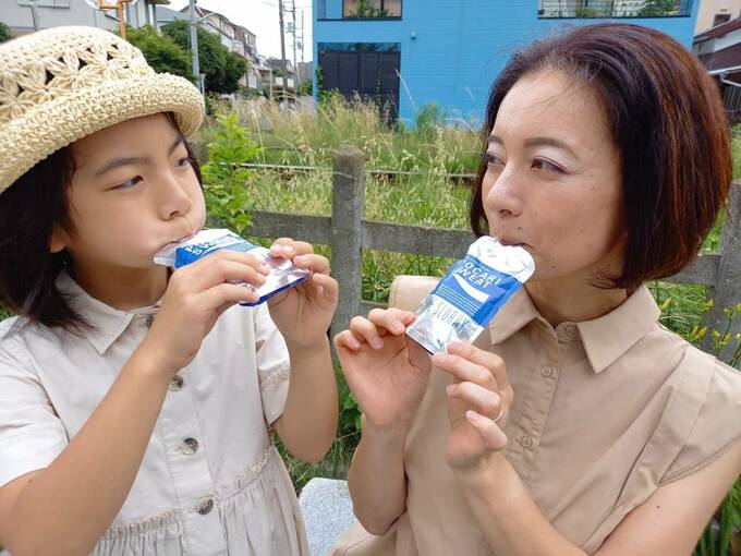 アイススラリーを飲む様子