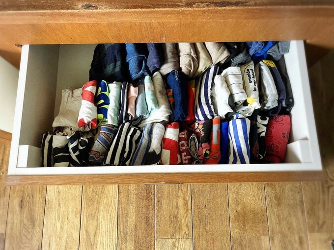 小上がり下に衣類を収納