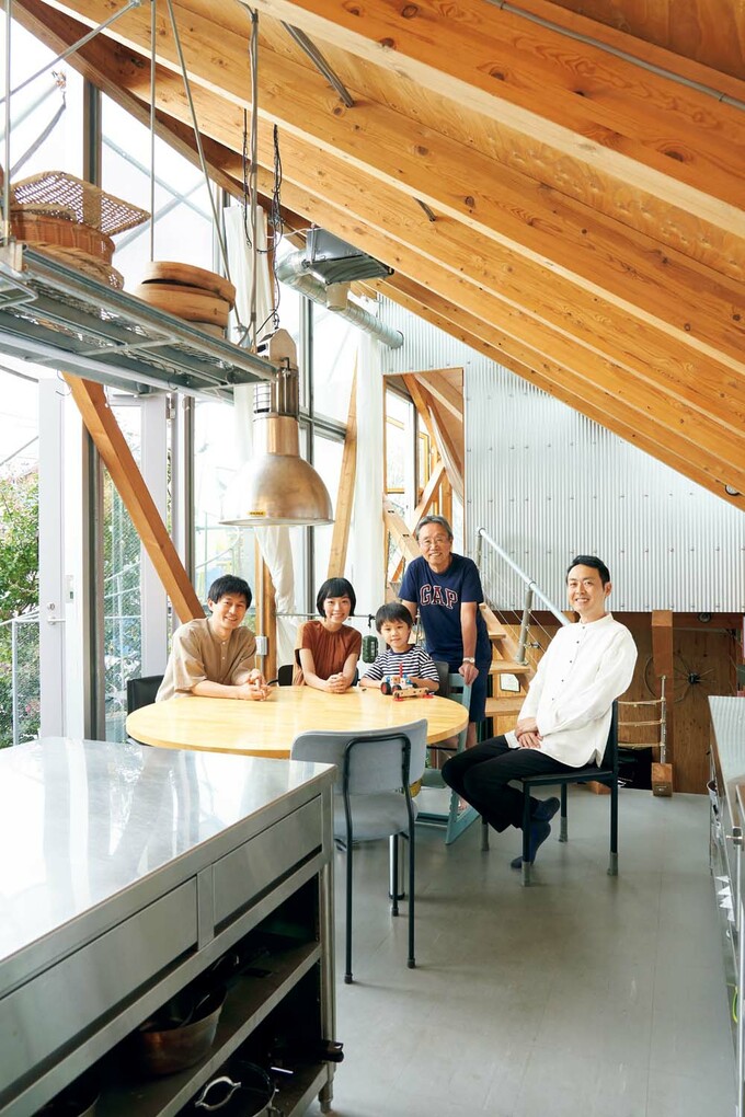 建築家の山田紗子さん一家とアンガールズの田中さん