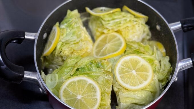 レモンを加えてさらに煮る