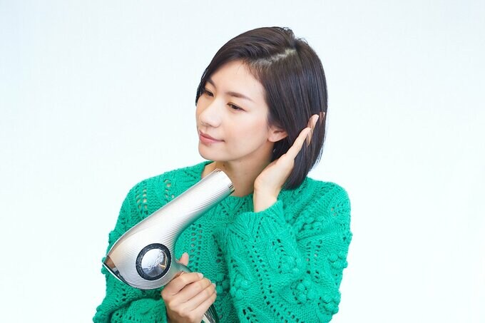 髪の毛を乾かす女性