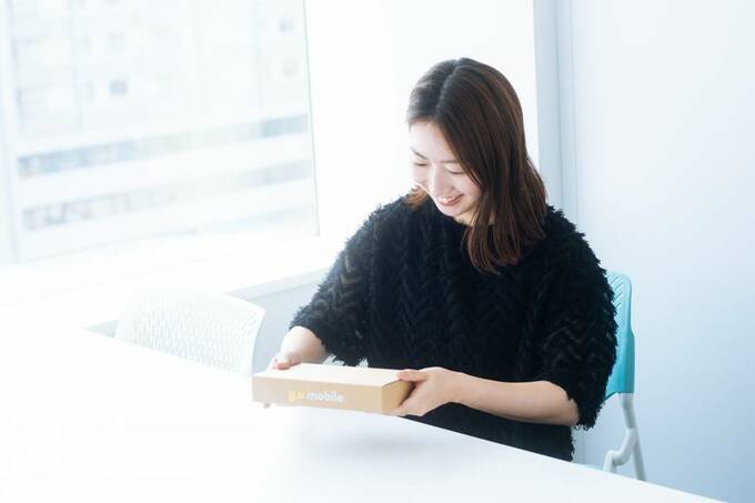 y.u mobileの箱を受け取った様子