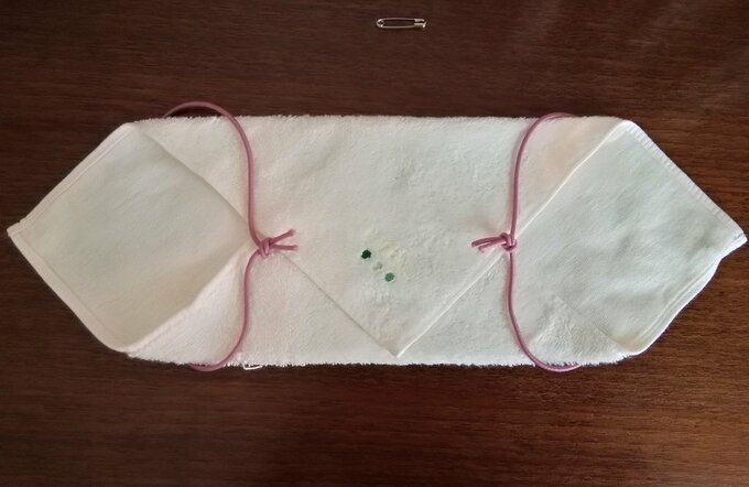 結んだゴムをだいたい3等分になるように置いた様子