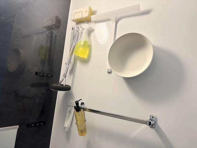 つるしている浴室の小物