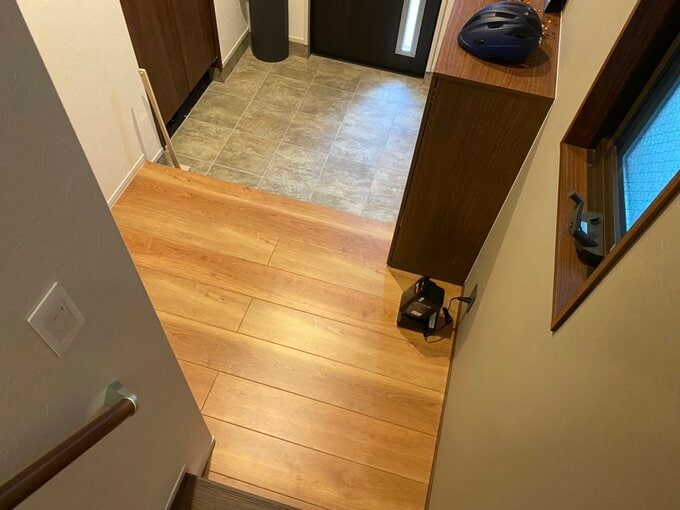 階段から降りる際に目につく場所にあるコンセント