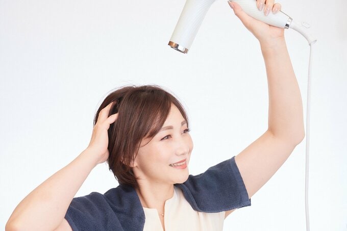 髪を乾かす女性