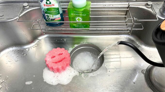 排水溝にお湯を入れる